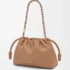 Sac à main Flamenco moyen en cuir d’agneau nappa moelleux Mocha Sac à main Flamenco moyen en cuir d’agneau nappa moelleux Mocha
