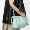 Sac à main Flamenco moyen en cuir d’agneau nappa souple, couleur Frozen Sac à main Flamenco moyen en cuir d’agneau nappa souple, couleur Frozen