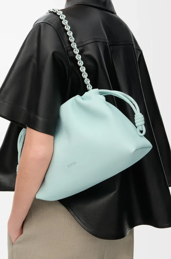 Sac à main Flamenco moyen en cuir d’agneau nappa souple, couleur Frozen Sac à main Flamenco moyen en cuir d’agneau nappa souple, couleur Frozen