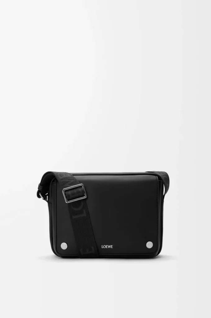Sac messager Pebble moyen en cuir de veau lisse Noir