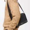 Sac messager Pebble moyen en cuir de veau lisse Noir