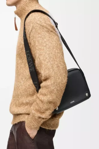 Sac messager Pebble moyen en cuir de veau lisse Noir