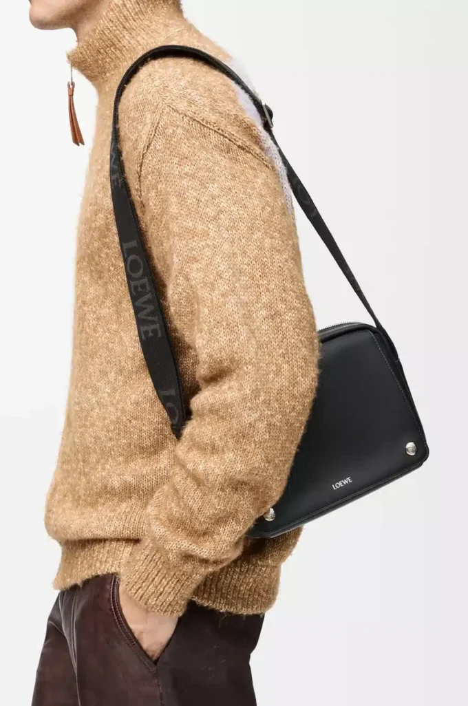 Sac messager Pebble moyen en cuir de veau lisse Noir