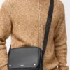 Sac messager Pebble moyen en cuir de veau lisse Noir