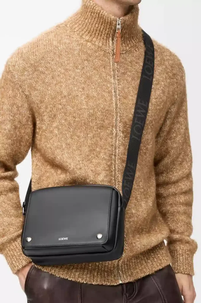 Sac messager Pebble moyen en cuir de veau lisse Noir
