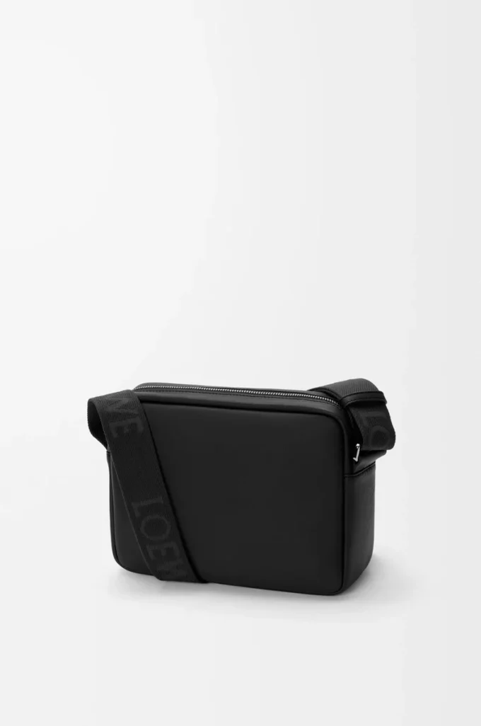 Sac messager Pebble moyen en cuir de veau lisse Noir