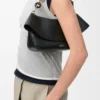 Sac Ola moyen en cuir de veau lisse noir