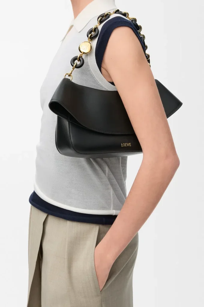 Sac Ola moyen en cuir de veau lisse noir