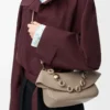 Sac Ola moyen en cuir de veau lisse Sand