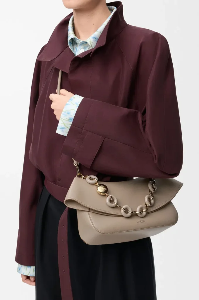 Sac Ola moyen en cuir de veau lisse Sand