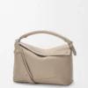 Sac Puzzle Edge moyen en cuir de veau grainé souple, couleur argile