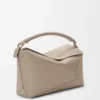 Sac Puzzle Edge moyen en cuir de veau grainé souple, couleur argile