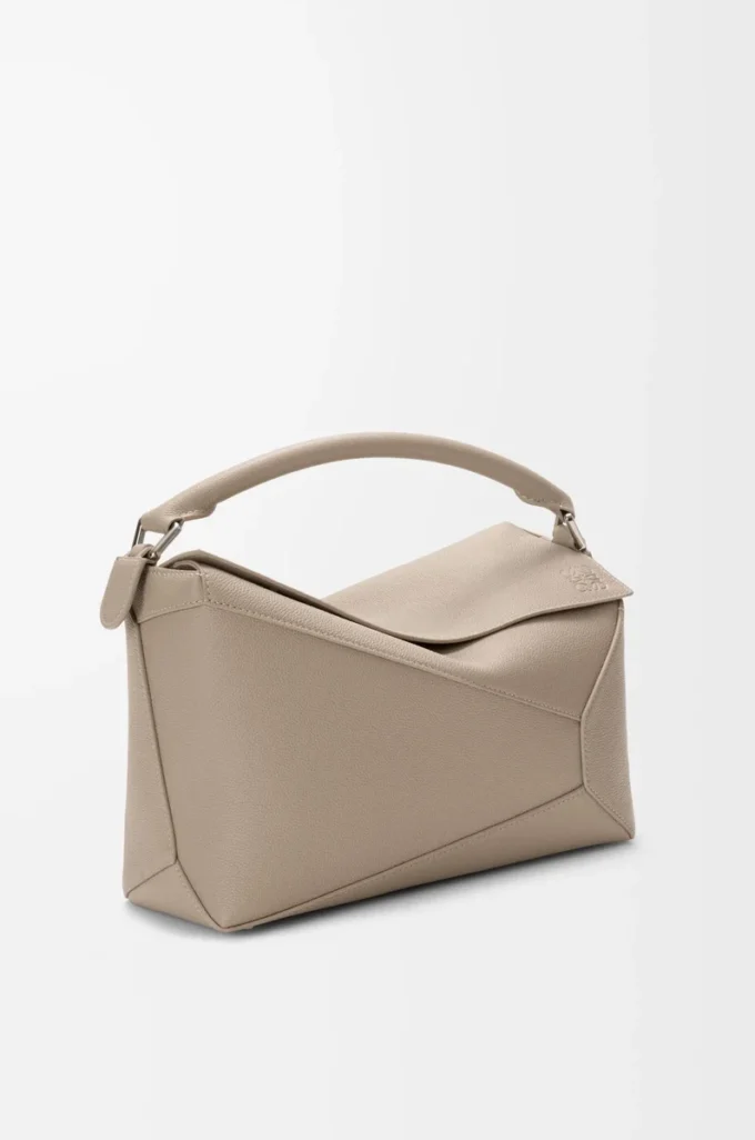 Sac Puzzle Edge moyen en cuir de veau grainé souple, couleur argile