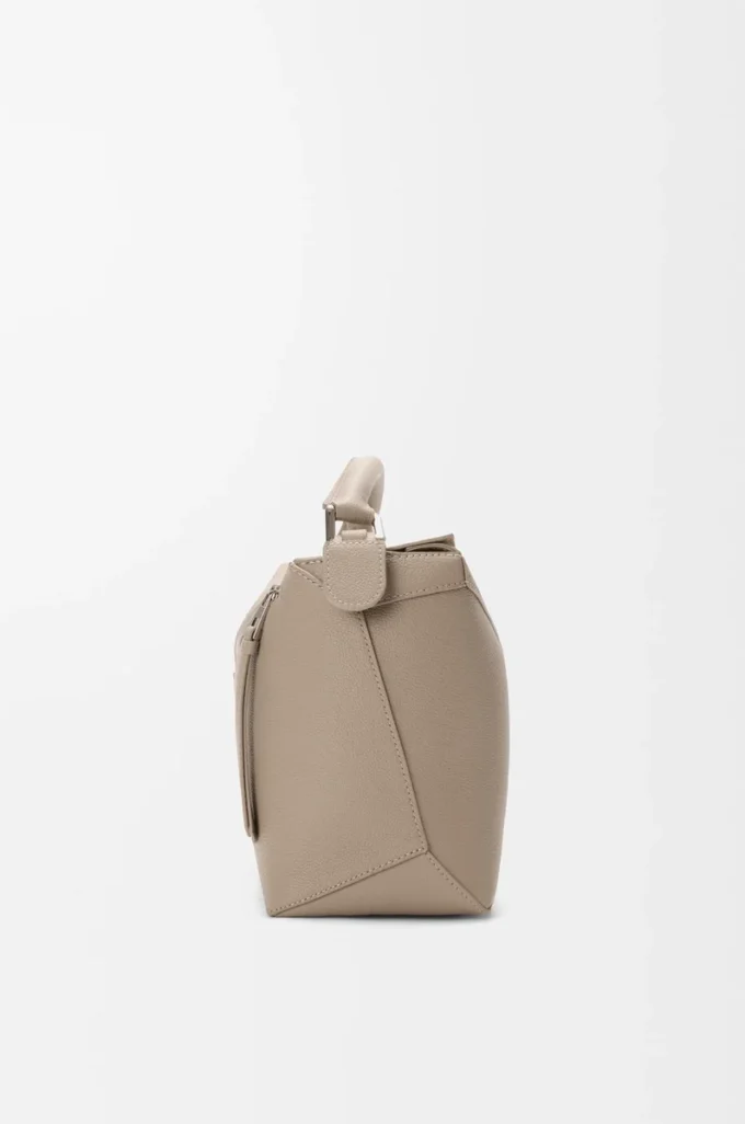 Sac Puzzle Edge moyen en cuir de veau grainé souple, couleur argile