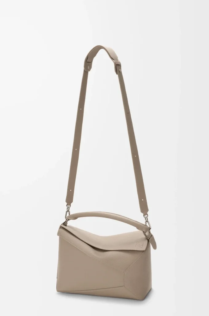 Sac Puzzle Edge moyen en cuir de veau grainé souple, couleur argile
