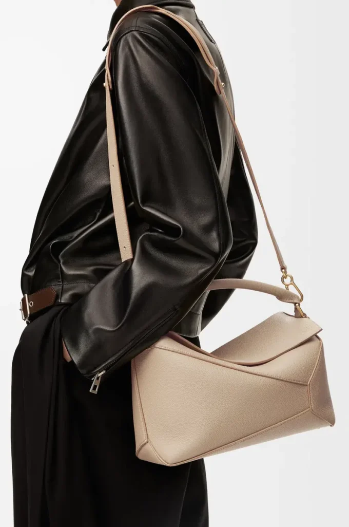 Sac Puzzle Edge moyen en cuir de veau grainé souple couleur sable