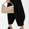 Sac Puzzle Edge moyen en cuir de veau grainé souple couleur sable