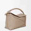 Sac Puzzle Edge moyen en cuir de veau grainé souple couleur sable