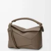 Sac Puzzle Edge moyen en cuir de veau grainé souple Taupe