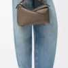 Sac Puzzle Edge moyen en cuir de veau grainé souple Taupe