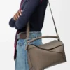 Sac Puzzle Edge moyen en cuir de veau grainé souple Taupe