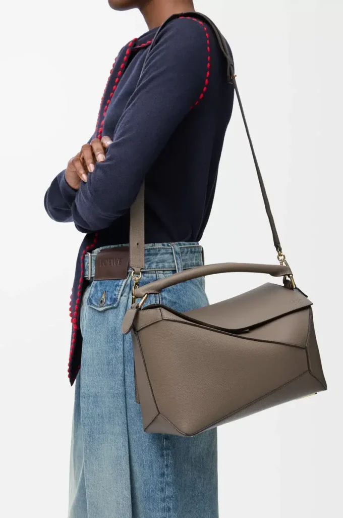 Sac Puzzle Edge moyen en cuir de veau grainé souple Taupe
