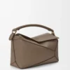 Sac Puzzle Edge moyen en cuir de veau grainé souple Taupe