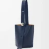Sac seau Pebble moyen en cuir de veau lisse bleu abysse