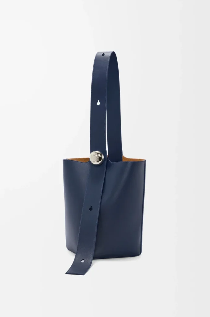 Sac seau Pebble moyen en cuir de veau lisse bleu abysse