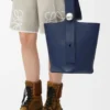 Sac seau Pebble moyen en cuir de veau lisse bleu abysse