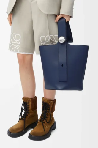 Sac seau Pebble moyen en cuir de veau lisse bleu abysse