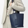 Sac seau Pebble moyen en cuir de veau lisse bleu abysse