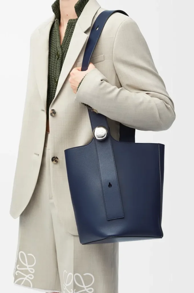 Sac seau Pebble moyen en cuir de veau lisse bleu abysse
