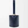 Sac seau Pebble moyen en cuir de veau lisse bleu abysse