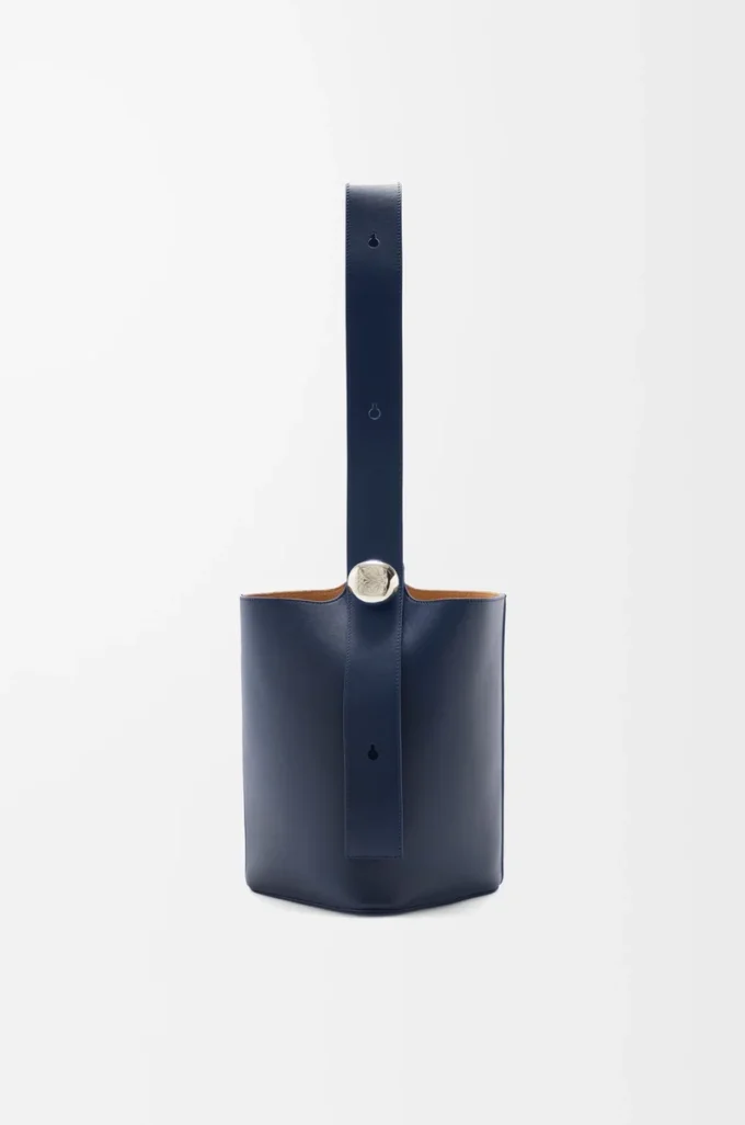 Sac seau Pebble moyen en cuir de veau lisse bleu abysse
