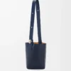 Sac seau Pebble moyen en cuir de veau lisse bleu abysse