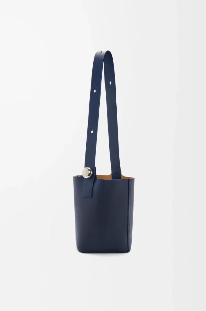 Sac seau Pebble moyen en cuir de veau lisse bleu abysse