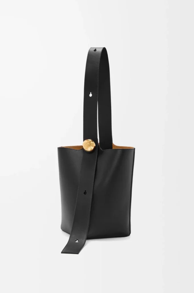 Sac seau Pebble moyen en cuir de veau lisse noir