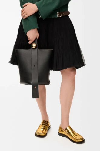 Sac seau Pebble moyen en cuir de veau lisse noir