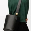 Sac seau Pebble moyen en cuir de veau lisse noir
