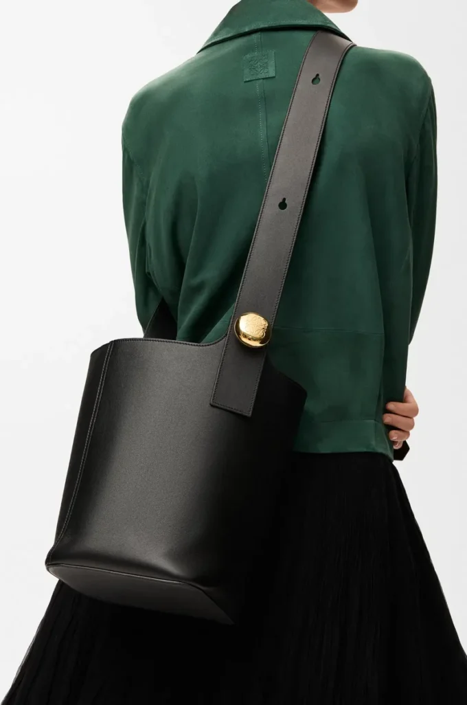 Sac seau Pebble moyen en cuir de veau lisse noir