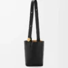 Sac seau Pebble moyen en cuir de veau lisse noir