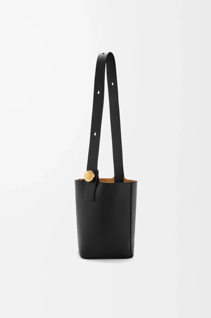 Sac seau Pebble moyen en cuir de veau lisse noir