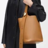 Sac seau Pebble moyen en cuir de veau lisse Oak