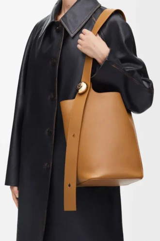 Sac seau Pebble moyen en cuir de veau lisse Oak
