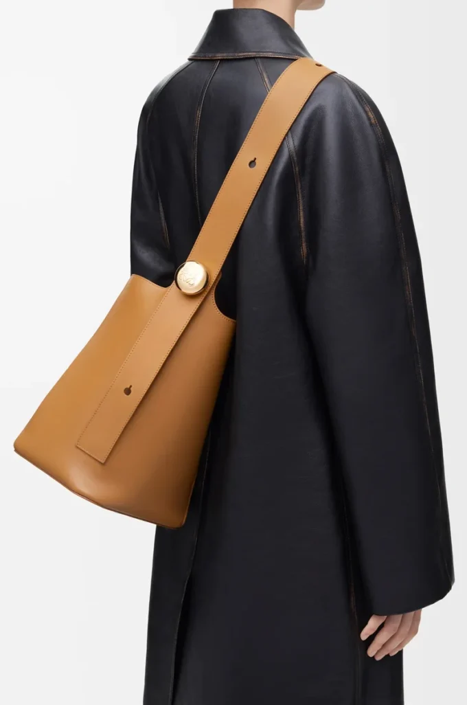 Sac seau Pebble moyen en cuir de veau lisse Oak