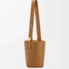 Sac seau Pebble moyen en cuir de veau lisse Oak