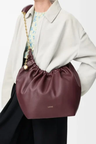 Sac Squeeze moyen en cuir d&rsquo;agneau nappa souple Dark Burgundy
