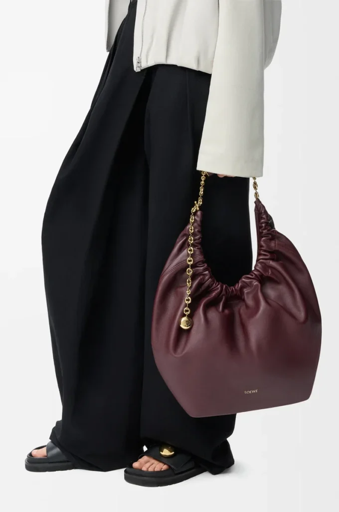 Sac Squeeze moyen en cuir d&rsquo;agneau nappa souple Dark Burgundy