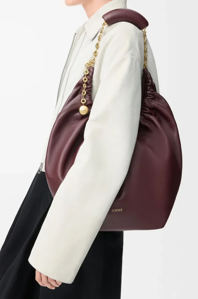 Sac Squeeze moyen en cuir d&rsquo;agneau nappa souple Dark Burgundy